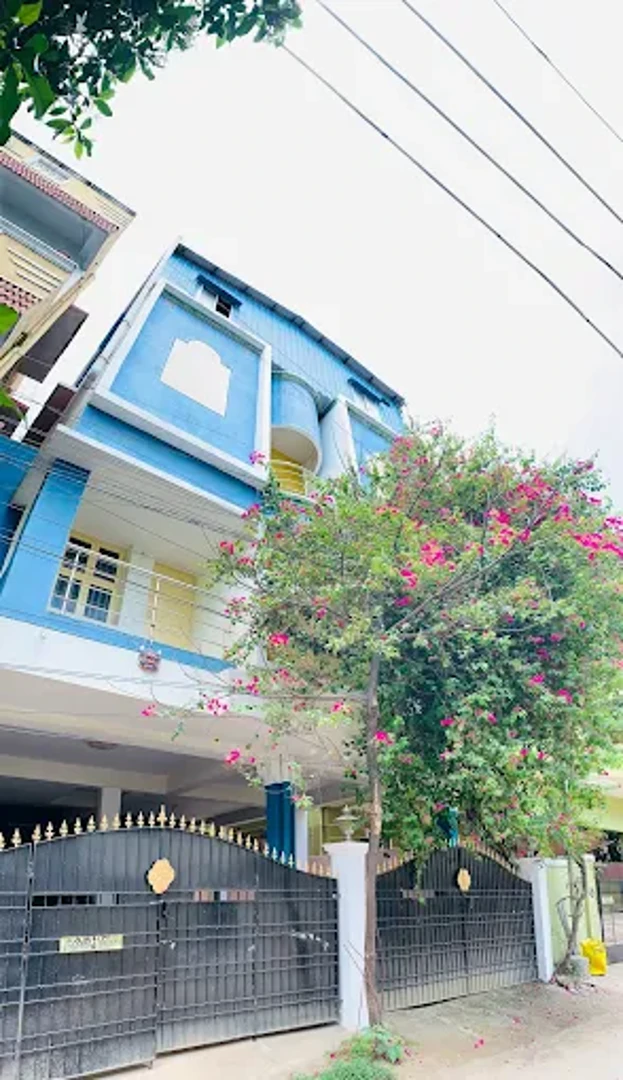 Guhan Mens Hostel 2.0 — PG accommodation in Saligramam, Chennai